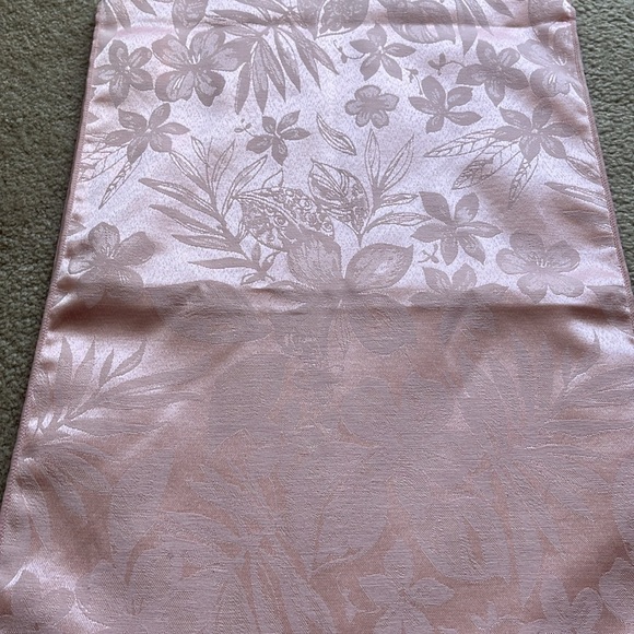 Vintage Light Pink Damask Floral Table Runner - Picture 5 of 8